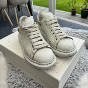 Alexander McQueen sneaekrs - Alexander McQueen sneakers i vitt med beige baksida med logga