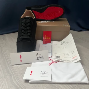 🔥 Christian Louboutin Sneakers – Storlek 43 - Stilrena och lyxiga sneakers i Svart mocka med den ikoniska röda sulan och broderad logotyp på hälen. Skorna är i mycket fint skick och levereras med originalkartong. Perfekta för dig som vill sticka ut med klass och komfort! 👟✨tveka inte och diskutera pris 🤩 📦 Skickas ut idag!  🧵 Material: Mocka 🎨 Färg: Svart  📏 Storlek: EU 43 💥 Röd sula – signatur från Louboutin ⚡️ Broderad logga bak 📦 Originalkartong medföljer 🚚 Snabb leverans – skickas samma dag!   #ChristianLouboutin 👠 #LouboutinSneakers 🔴 #