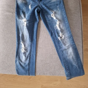 Blå slitna jeans från Only W26 L32 - Säljer ett par blå jeans från Only med slitna detaljer och hål på både fram- och baksida. Storlek S men passar xs också💓 Köpta på vinted men passade tyvärr inte💓💓 Oris kan diskuteras vid snabba köp💓💓