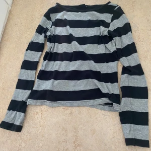 Randig tröja  - Säljer en långärmad  randig tröja från att. i storlek S. Använt ett fåtal gånger men syns ej!💕