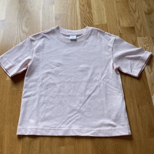 Ljusrosa t-shirt från Gina Tricot - En ljusrosa t shirt från Gina tricot🫶🏻 Aldrig använt pga köpte fel storlek❤️❤️ 