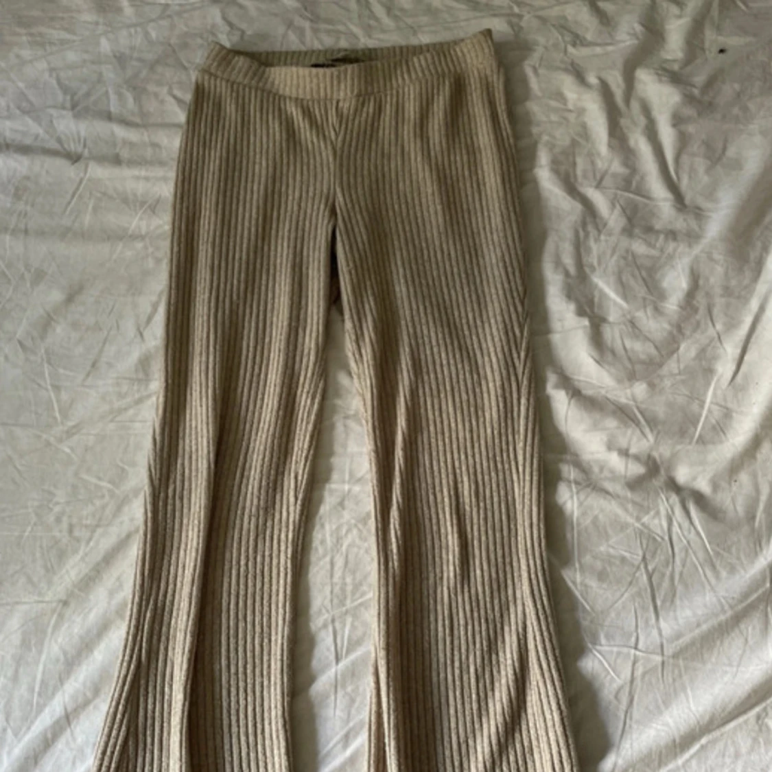 Beige ribbade vida byxor