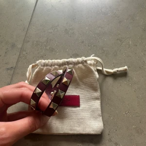 Valentino armband  - Vinrött Valentinoarmband i nyskick. Knappt använt. 