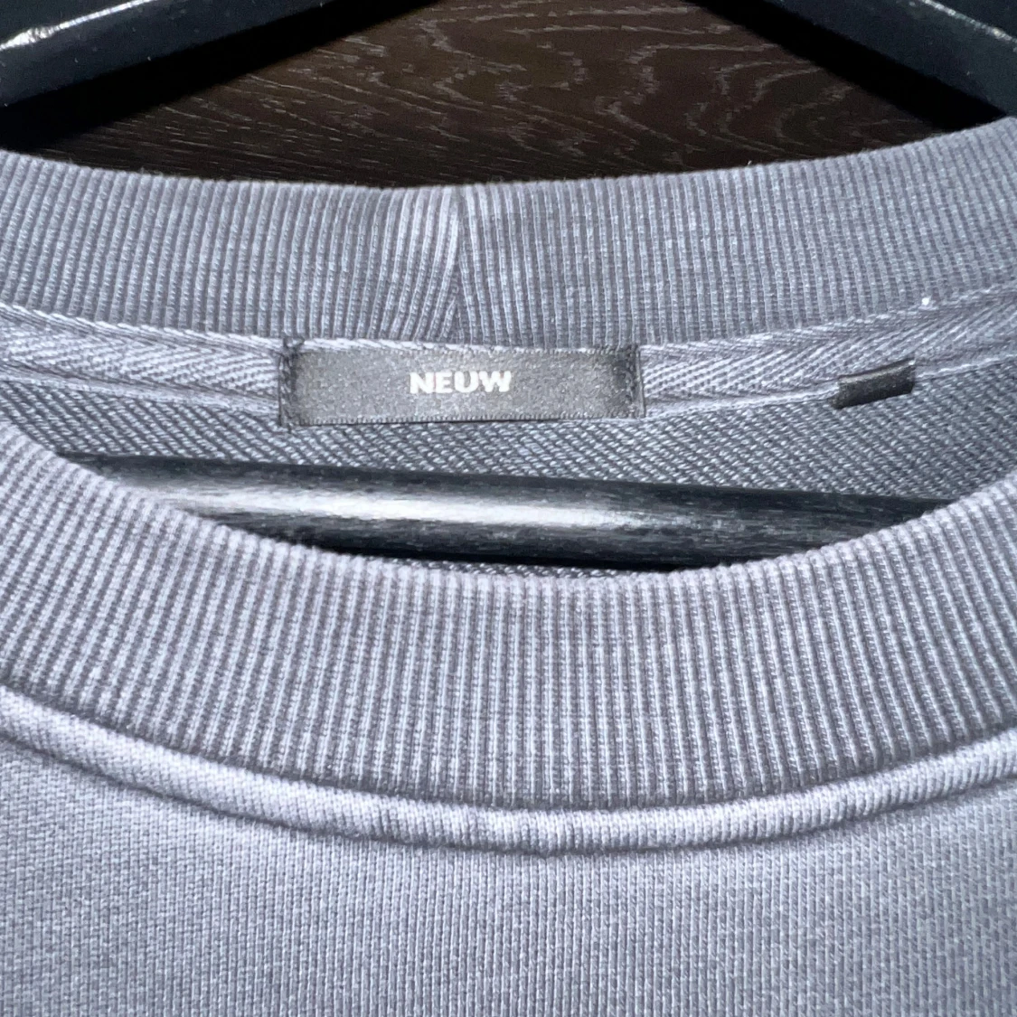 Grå sweatshirt från Neuw - 2