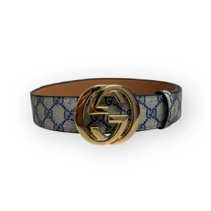 Gucci bälte  - Helt ny Gucci bälte. Oanvänd. Fraktar inom 24 timmar. Bästa kvalité ute på marknaden. Pris kan diskuteras vid snabb köp. Storlek 110cm
