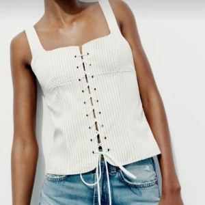 Randig korsettopp från Zara  - Jättefin och trendig korsettopp från Zara! Helt oanvänd och lappen är kvar💕❤️