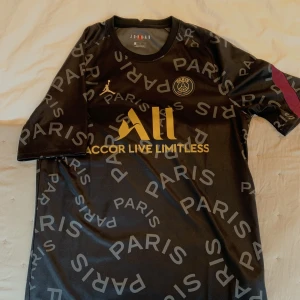 PSG tröja - Fotbollströja från PSG i storlek L. Tröjan är knappt använd, jättefint skick. 
