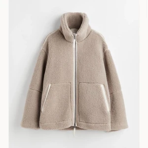 Hm teddy jacka - Säljer den super populära jackan från hm som är slutsåld i alla storlekar🩷 Den är strl XL men sitter mer som en strl M! Har liten defekt men inget som syns eftersom den är på undersidan armen! Kan skicka bild om man vill se🥰 Pris går att diskuteras!!
