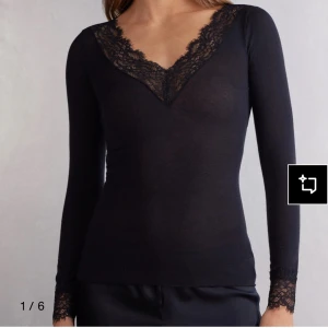 Intimismi tröja med spets - Jätte fin intimismi tröja med spets ett litet hål men de syns knappt🥰