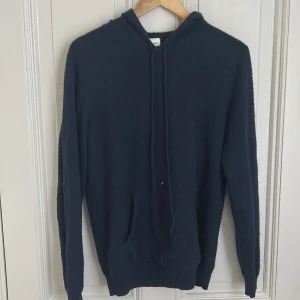 John Henric Kashmir hoodie  - John Henric Kashmir hoodie i färgen marinblå. Den är i storlek M och är true to size. Den är inte så nopprig men har spruckit pyttelite vid halsen. Nypris ungefär 2400 mitt pris 700