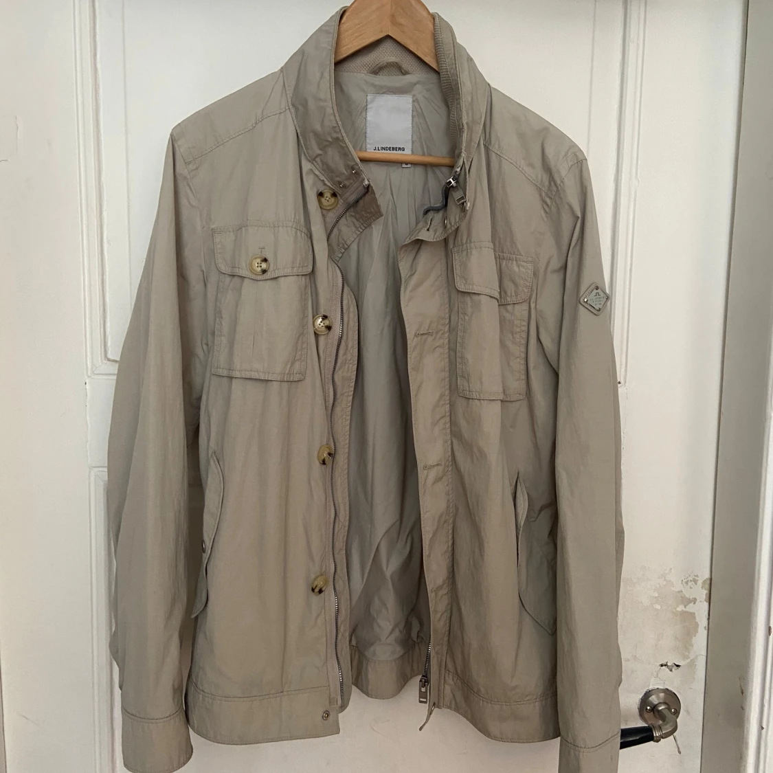 Beige vindjacka från J.Lindeberg