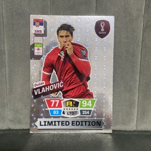 Dušan Vlahović - Limited Edition (FIFA World Cup Qatar 2022 Adrenalyn XL) - Samlarbok med exklusivt limited edition-kort av Dušan Vlahović från FIFA World Cup Qatar 2022. Perfekt för fotbollsfans och samlare som vill ha något unikt i sin kollektion. Snygg design och officiell licens från Panini.