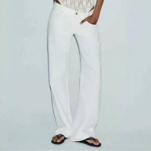 Lågmidjade vita jeans  - Säljer dessa lågmidjade vita jeansen från Zara. Endast använd en gång. 🤗🤗 kan också tänka mig byta mot 34