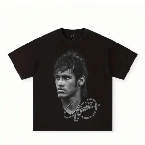 Svart t-shirt med porträtt och signatur - Cool svart t-shirt från 50 INC med stort porträtt-tryck på framsidan och en vit signatur under motivet. Klassisk passform med rund hals och korta ärmar. Perfekt för dig som gillar streetwear och grafiska prints.