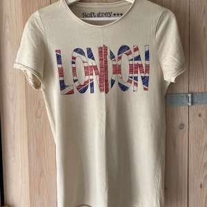 Soft Grey t-shirt - Oanvänd snygg t-shirt med London-tryck. Möjlighet till upphämtning i Stockholm.