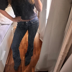Gina tricot jeans - Säljer dessa lågmidjade mörkblåa jeans från Gina. Mycket fint skick använda, köpta innan sommaren ,  fåtal gånger. St 36