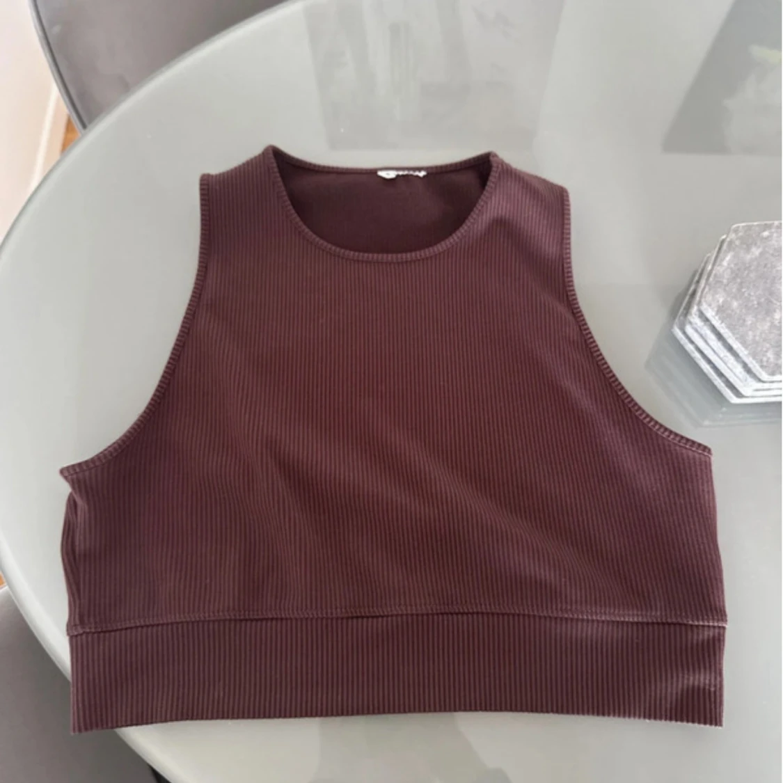 Ribbad brun croppad linnetopp