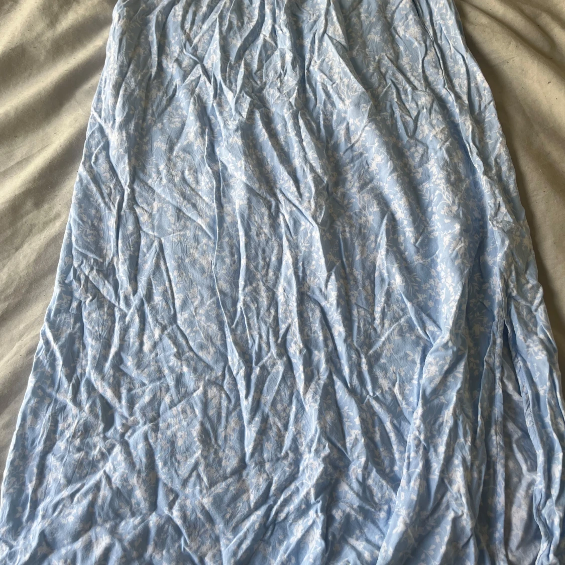 Ljusblå långkjol med blommigt mönster