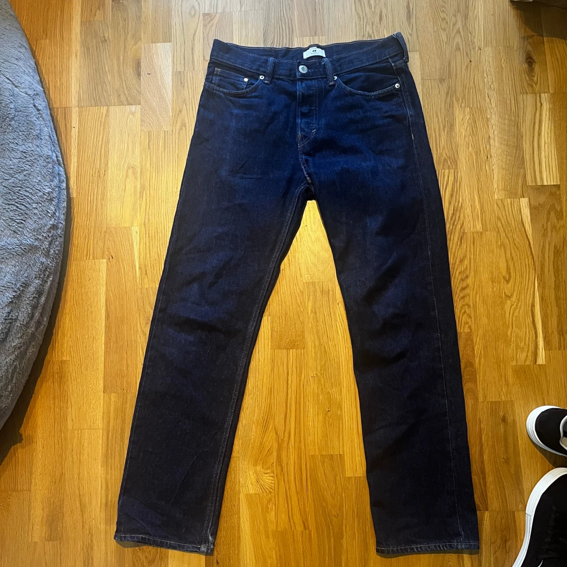 Mörkblå relaxed fit jeans från H&M