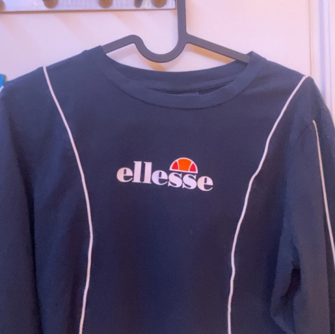 Mörkblå croppad tröja från Ellesse - 1