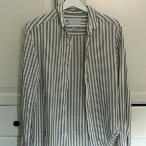 Randig skjorta herr - Använd en gång, bra skick. Liten i storlek.