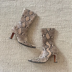 Vintage stövletter ormskinn - Vintage ormskinnsboots i äkta läder 🫶🏻 sååå snygga med spetsig tå 🥰 bra skick men skulle nog snart behöva sulas om ❤️