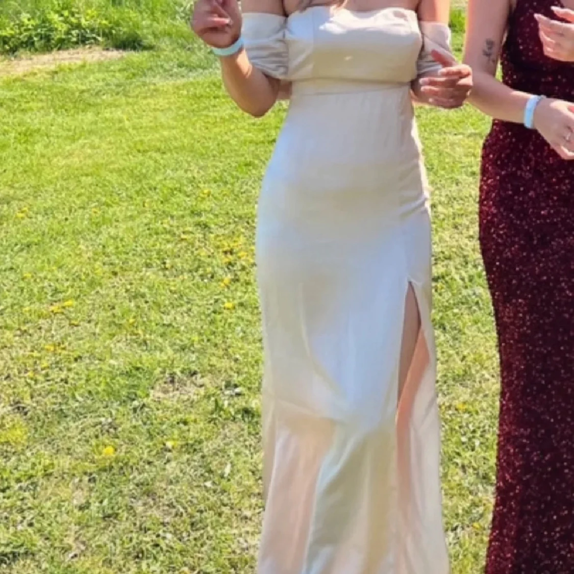 Champagnefärgad långklänning offshoulder