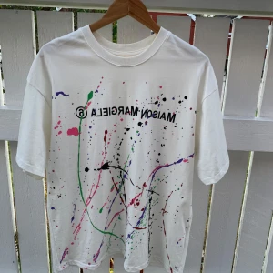 Maison Margiela vit t-shirt med färgstänk - Vit t-shirt från Maison Margiela med färgstänk. Storlek M. Skriv om du har några frågor.