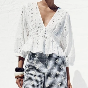 Vit blus - Superfint blus från Zara som tyvärr inte kommit till användning. Aldrig använd med lapp kvar. Ordinarie pris och köpt för 379kr