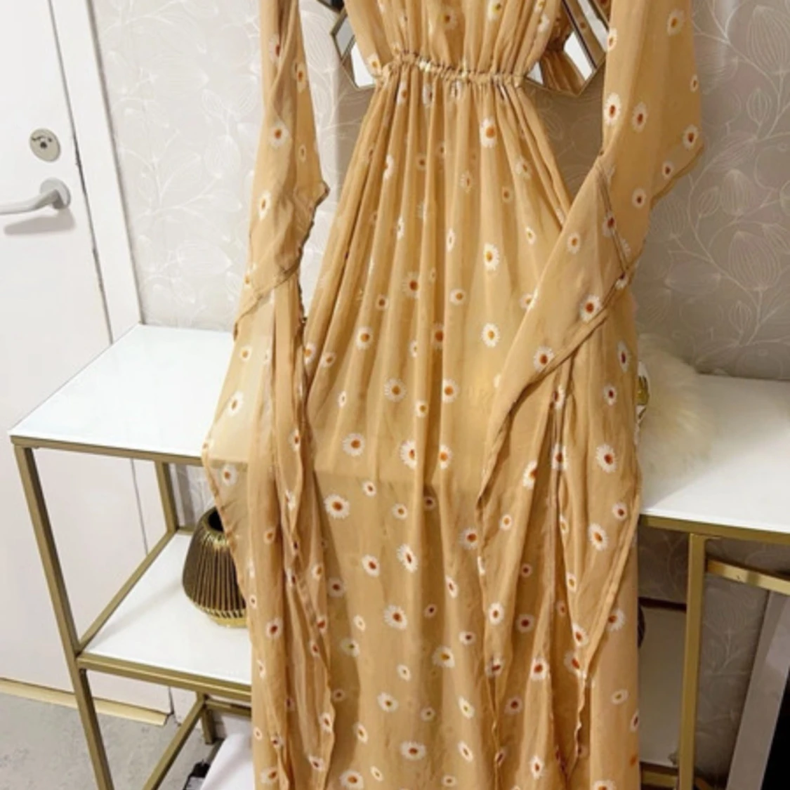 Beige kurdisk klänning med blommor - 2