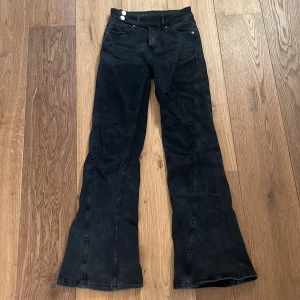 Svarta bootcut jeans - Svarta bootcut jeans med snygga detaljer 