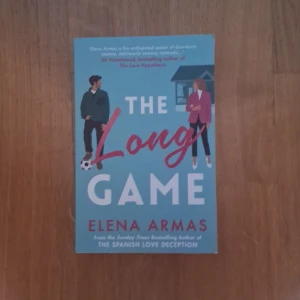The Long Game - En charmig och rolig romcom om Adalyn som försöker bevisa sig själv genom att coacha ett udda fotbollslag i en småstad men faller för den andra tränaren. Perfekt för dig som gillar sport, humor och spirande romantik. Passar unga vuxna som vill ha feelgood med både hjärta och skratt.