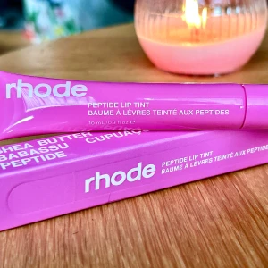 Rhode peptide Lip tint ”Shortcake”! - Rhode by Hailey Bieber peptide Lip tint ”Shortcake” with shea butter. 10 ml. Oanvänd med kartong.