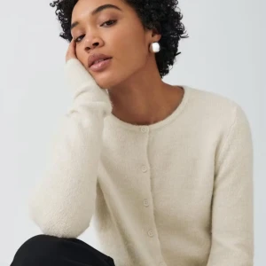 Beige kofta i ull från Gina Tricot XS - h stilren beige kofta från Gina Tricot i premiumkvalitet. Koftan har knäppning framtill med matchande knappar. Den är i princip oanvänd men har blivit lite noppig av att legat vikt i garderoben. 