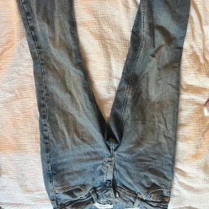 Blå jeans - Säljer ett par blå jeans från junkyard då dem är för stora för mig. Dem är knappt använda och är ”Bootcut Low jeans” från deras hemsida.