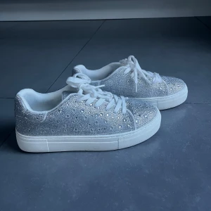 Glittriga skor från Anna Field - Snygga sneakers från Anna Field i silver med massor av glittrande stenar över hela skon💗