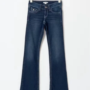 chunky low flare jeans - Flare jeans från Gina Tricot Young med utsvängda ben. Jeansen är blåa och har låg midja. De har resår i midjan, dragkedjegylf, låg stretch, framfickor och bakfickor med knapp och lock.