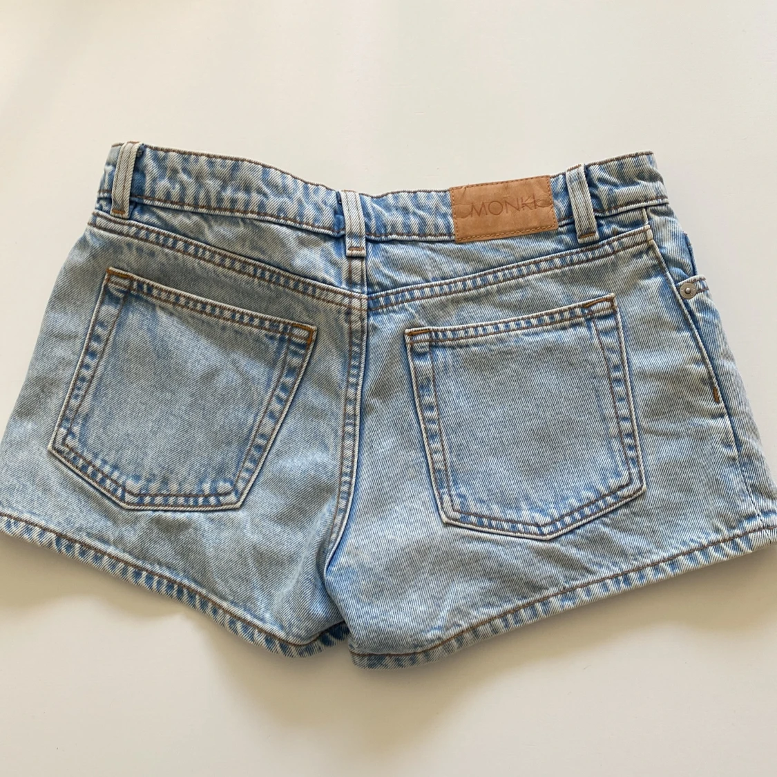 Ljusblå jeansshorts - 1