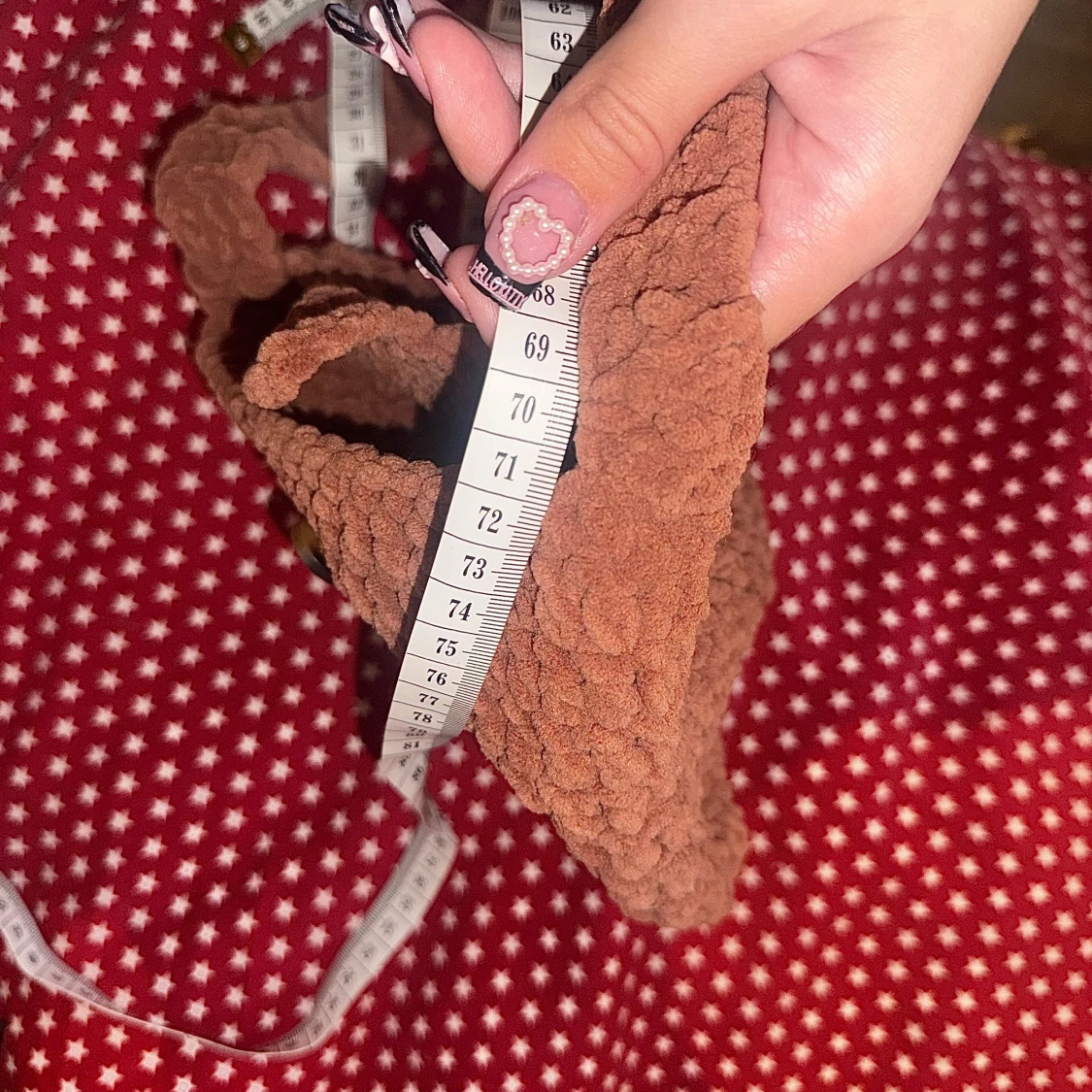 Handvirkad axelväska med knapp - 4