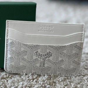 Vit Korthållare Mönstrad - Säljer en stilren vit korthållare med snyggt mönster. Korthållaren har flera fack och är perfekt för dig som vill ha något både snyggt och praktiskt. Helt ny och kommer med originalask.🫡🤝 