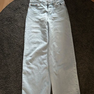 Baggy jeans  - Trendiga ljusblå baggy jeans – för dig som gillar en avslappnad och modern streetwear-look! Mjuka, sköna och med rejäl passform som ger både stil och komfort. Perfekta att matcha med hoodie, crop top eller oversized t-shirt. Redo att användas direkt – snygga och bekväma!