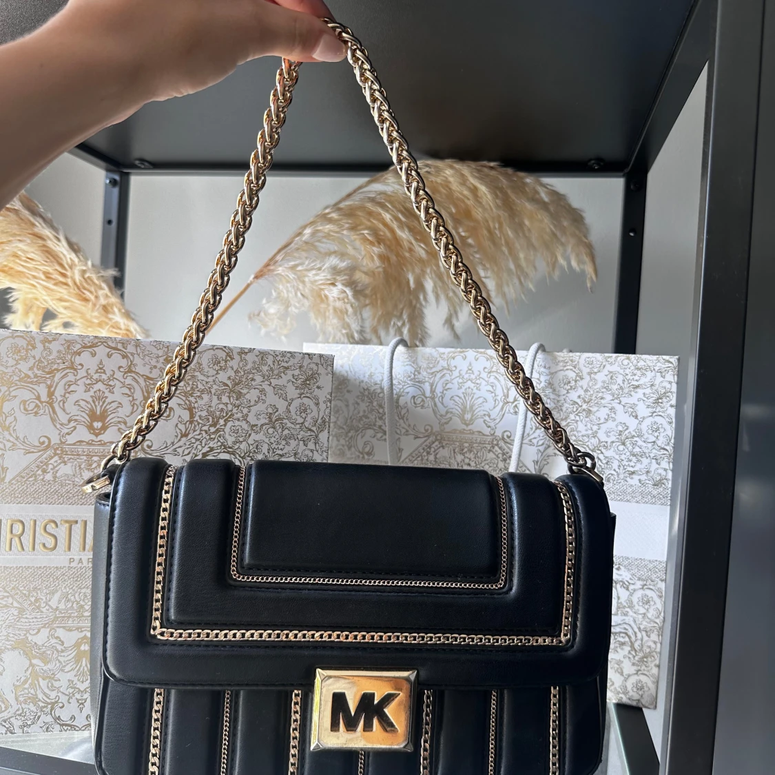 Svart Michael Kors axelväska i skinn - 1