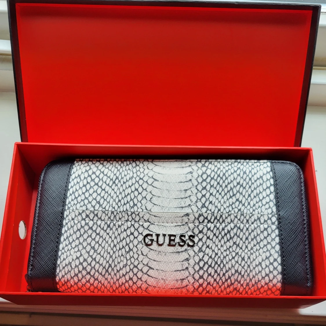 Guess plånbok med ormmönster