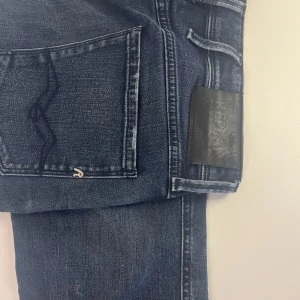 Replay Anbass jeans blå 32/32 - Skick 9/10  Storlek 32/32 (lite defekt i strlk) passar 165-173 Cm  Pris 850:- SEK  Nypris 2000:- SEK