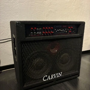 Basförstärkare Carvin R600 - Säljer nu min elbas och basförstärkare då jag spelar alldeles för sällan. Förstärkaren är en Carvin R600, den fungerar också riktigt bra. Fint ljud och den går fint både på låg volym, men den har även fruktansvärt bra effekt för att spela högt.  Pris: 3000kr eller bud, föredrar snabb och smidig affär. 