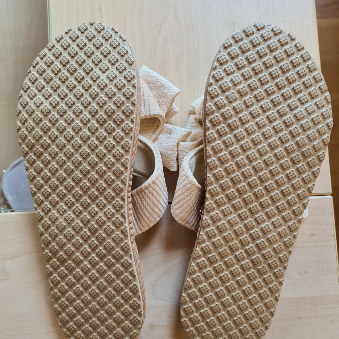 Beige sandaler med stor rosett - 1