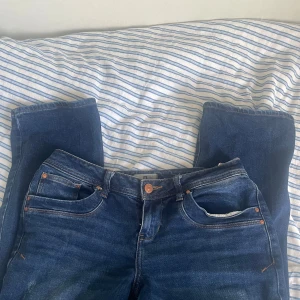 Mörkblå jeans från LTB, W30 L32 - Säljer ett par klassiska mörkblå jeans från LTB i modellen W30 L32. Jeansen är bootcut fem fickor och snygga kontrastsömmar. Materialet är 98% bomull och 2% elastan för en skön passform. Perfekta till sneakers eller boots. Om ni undrar nått är det bara att skriva. Försöker svara så fort som möjligt!