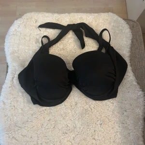 Bikini överdel -  Bikiniöverdelen har både så att man knyter i nacken och axelband, Banden går att ta bort. Helt oanvänd🥰