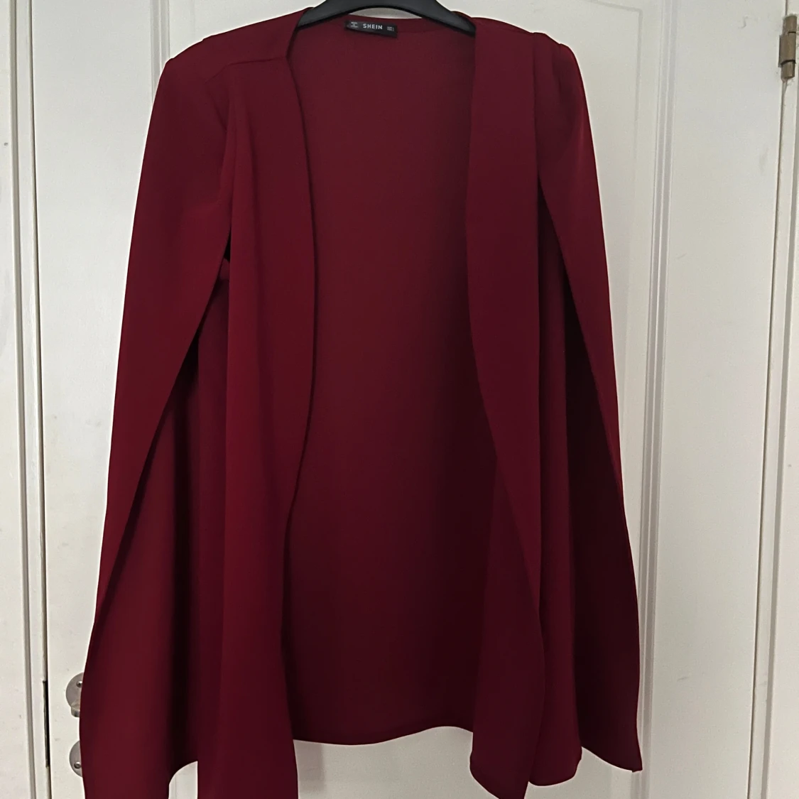 Vinröd kavaj med capeärmar