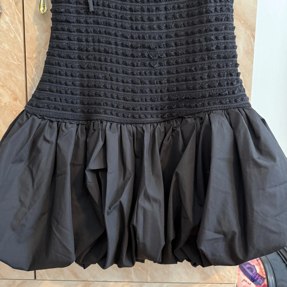 Svart klänning med volangkjol och knytband - 3